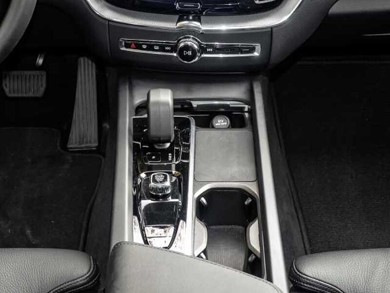 Volvo XC60 Plus Dark 2WD B4 Benzin EU6d StandHZG digitales Cockpit Memory Sitze Soundsystem